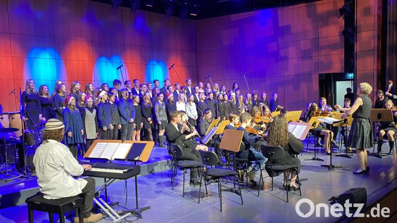 Alle beteiligten EG-Schüler beim abschließenden &quot;O holy night&quot; unter der Leitung von Christine Uhle und mit Ukrainischem Gastschüler Oleksii Budzhak am Klavier. Bild: ero