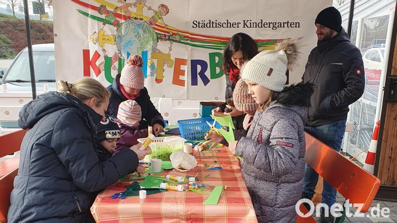 In der Weihnachtswerkstatt am Rewe-Parkplatz wurde emsig gebastelt. Bild: njn