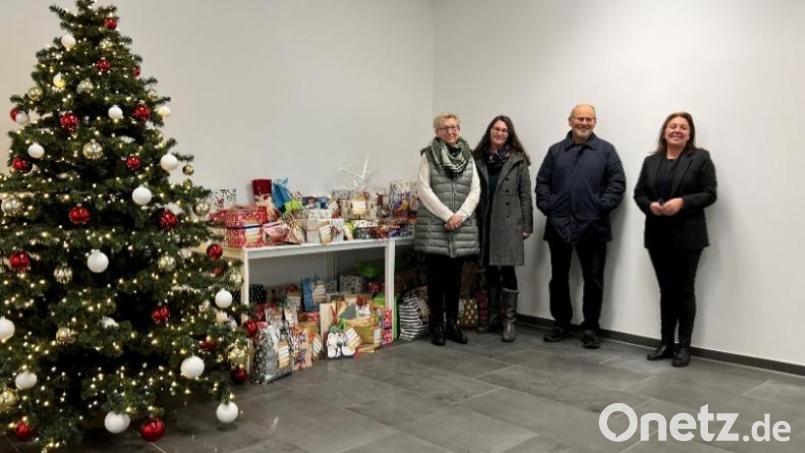 Dieses Jahr beschenkt (rechts) Nicole Deckstein (NOC) (von links) Barbara Wolf und Martina Geyer, (beide Kinder- und Jugendhilfezentrum St. Josef Wunsiedel) und Jost Hess (Arbeitskreis Asyl). Bild: Julia Ertl/exb