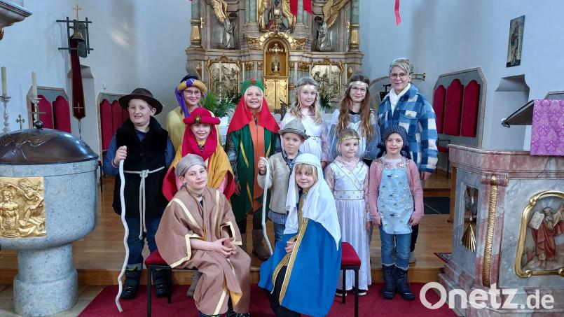 Erstmals nach längerer Pause wird in der Pechbrunner Pfarrkirche an Heiligabend wieder ein Krippenspiel aufgeführt. Unter der Leitung von Doris Reiß (rechts) haben die Kinder das Stück „Das Wunder von Bethlehem“ einstudiert. Bild: jr