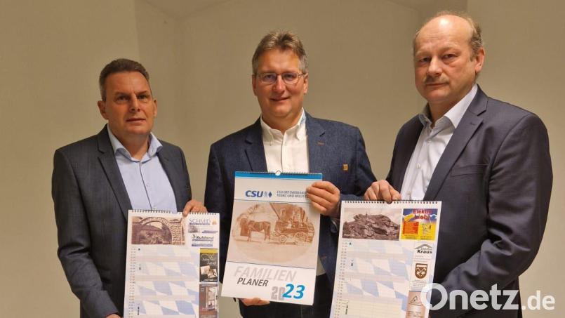 Bürgermeister Norbert Eckl (links), der Teunzer Ortsvorsitzende Adolf Hammer (Mitte) und der Ortsvorsitzende von Wildstein, Robert Hechtl (rechts) präsentieren den neuen Kalender. Bild: Sophia Hammer/exb