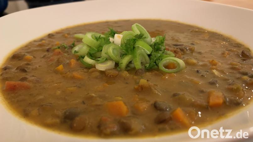 Vor dem Servieren wird die Linsensuppe mit gehacktem Koriander und Frühlingszwiebeln garniert. Bild: Michael Schiffer
