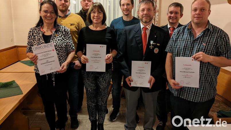 Mitgliederehrung beim BRK: Angela Kummert-Schleicher (vorne mit Urkunde von links), Gabriele Schatz, Markus Dörres, Michael Fronhöfer sowie (hintere Reihne) Christopher Dettenhöfer, Stefan Bernhardt, Alexander Schatz und Thomas Rauch. Bild: Georg Schatz/exb