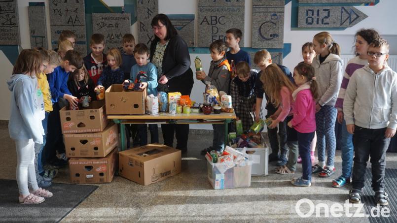 Mit der Aktion „Wir helfen der Weidener Tafel“ konnten die Kinder der Grundschule Flossenbürg mit ihrer Religionslehrerin Kerstin Wallmeyer ( Mitte) in der vorweihnachtlichen Zeit ein Lächeln auf die Lippen der Bedürftigen zaubern. Bild: cro