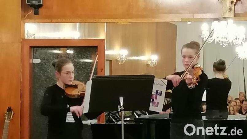 Esther und Salome Bern­reuther (Violine) spielten „Rondo für 2 Violinen G-Dur&quot; von Pietro Locatelli. Bild: Kreismusikschule Tirschenreuth/exb