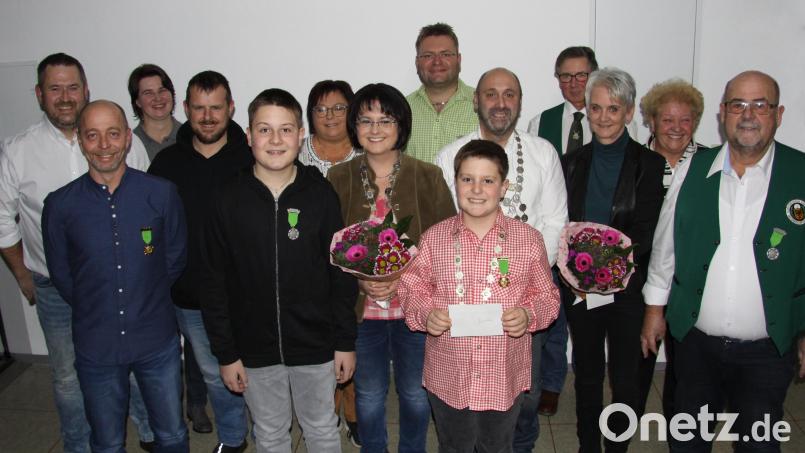 Das Bild zeigt die neuen Regenten des Schützenvereins Einigkeit 1862 Erbendorf-Naabberg (von links): Erster Pistolen-Ritter Stefan Pregler, Pistolenkönig Thomas Glaser, Erste Zofe Margit Meier, Zweiter Pistolen-Ritter André Klose, Jugendritter Fabian Beer, Zweite Zofe Margit Helgert, Schützenliesl Marina Beer, Erster Ritter Bernhard Beer, Jugendkönig Alexander Beer, Schützenkönig Andreas Wittmann, Zweiter Ritter Manfred Kraus, Seniorenkönigin Doris Wittmann, Erster Senioren-Ritter Tatjana Mathes, Zweiter Senioren-Ritter Alois Helgert. Bild: Michael Gerschau/exb