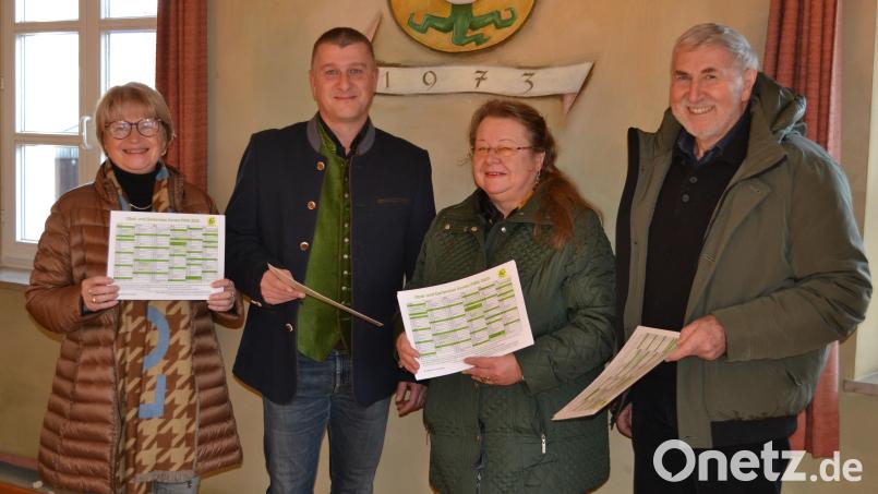 Die Vorsitzenden des OGV Pirk Angelika und Alois Meindl überreichten zusammen mit Rosa Prell den Abfallkalender 2023. Bild: kki
