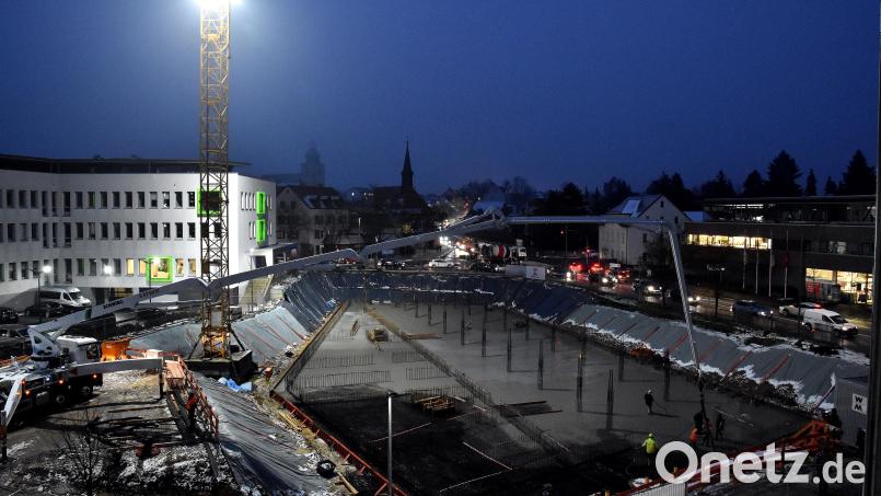 Bauarbeiten bei Fluchtlicht: Auf der Baustelle an der Regensburger Straße gab&#039;s am Mittwoch eine Nachtschicht. Bild: Stephan Huber