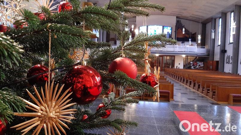 Die Schirmitzer Pfarrkirche hat sich Dank vieler Helfer für die Feiertage herausgeputzt. An der fünf Meter hohen Nordmanntanne im Altarraum hängen große, rote Kugeln und filigrane Strohsterne, eine alte Handarbeit der Mallersdorfer Schwestern. Bild: ise
