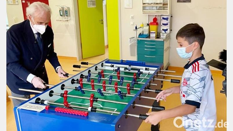 José Carreras und Stefan Reil kickern ein paar Runden. Der Star-Tenor kämpfte mit derselben Form von Blutkrebs wie der 11-jährige Stefan. Mit seiner Stiftung unterstützt Carreras auch die KUNO Kinderklinik in Regensburg. Bild: Wolfgang Reil/exb