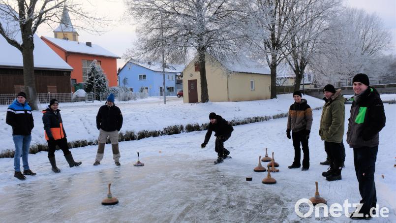 Eisstockschießen auf der Creußen - für die Tremmersdorfer und Speinsharter ein seltenes Vergnügen, das am Sonntag bei prächtigem Winterwetter wahr wurde. Bild: do