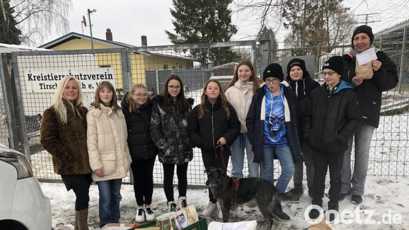 Schulleiterin Claudia Strobel-Dietrich, Paula Schnurrer, Ina Fischer, Alina Kreuzer, Emily Schreiner mit Schulhündin Indra, Mia Saller, Simon Stier, Simon Hoschek, Paul Nürbauer (alle Klasse 7 GTK) und Tierheimleiterin Daniela Riedl (von links) bei der Übergabe der Spenden. Bild: Mittelschule Waldsassen/exb
