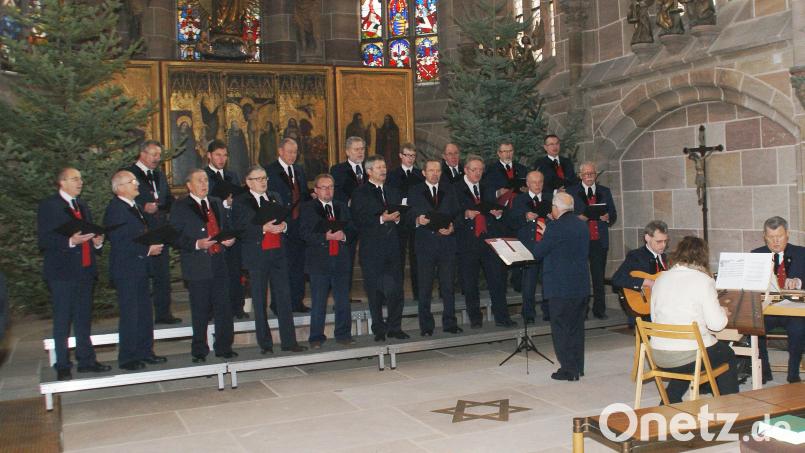 Die Auftritte in Nürnberg gehörten für die Schönseer Sänger zum festen Repertoire der Vorweihnachtszeit: Im Bild der Männerchor mit Dirigent Andreas Wirnshofer und die Instrumentalisten vor dem Altar der Frauenkirche bei einem ihrer Gastspiele. Archivbild: mmj
