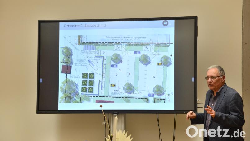 Klaus Stiefler stellt dem Altenstädter Gemeinderat die Planung für die Neugestaltung der Ortsmitte unter Berücksichtigung der Anregungen aus dem Bürgerworkshop vor. Bild: bey