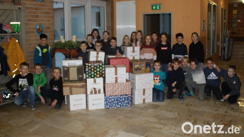 Die Grundschule Fensterbach unterstützte auch in diesem Jahr wieder die Weihnachtstrucker, die in Högling starten. Bild: Heidi Neidl/exb