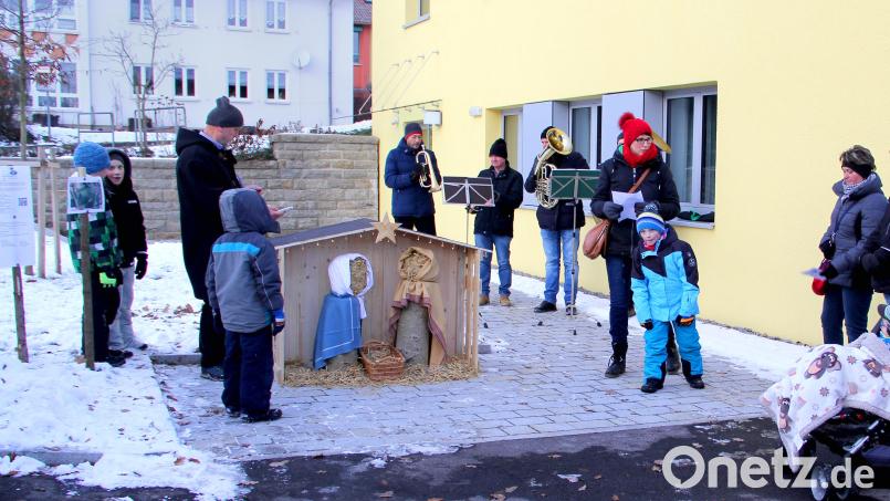 Das Ziel der Wanderung, die Krippe an der Mehrzweckhalle mit der Verkündigung der Weihnachtsbotschaft, ist erreicht. Die Krippe hatte Gerald Thanner speziell für diesen Anlass gebaut. Bild: Josef Böhm