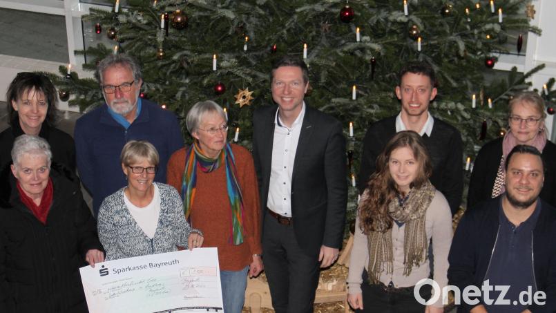 Landrat Florian Wiedemann (Mitte) spendete an die Unterstützerkreise Bad Berneck, Hotel Goldkronach, Pegnitz, Warmensteinach und Fichtelberg. Bild: Landratsamt Bayreuth/exb