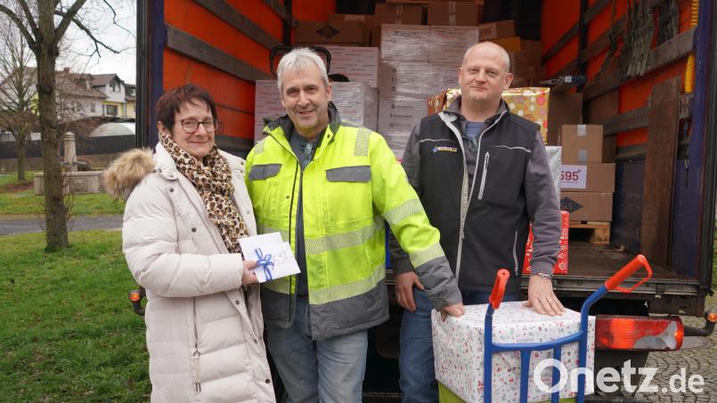 Frauenbundvorsitzende Sieglinde Zielbauer, Truckerfahrer Ludwig Wüst aus Georgenberg und Matthias Nickrawietz aus Flossenbürg (von links) freuen sich, dass sie bedürftigen Menschen helfen können. Bild: fvo
