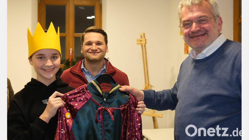 Stadtpfarrer Christian Kalis (rechts) und der Vertreter des Kindermissionswerks, Sebastian Ulbrich, begleiten die Sternsinger aus Schwandorf beim Empfang des Bundespräsidenten. Zur Gruppe gehört auch Madeleine Mieschala (links). Bild: rhi