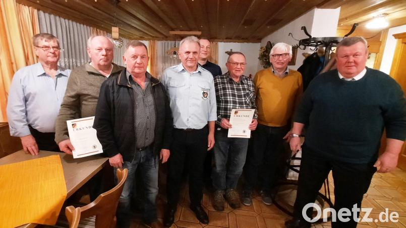 Die Reservistenkameradschaft Ammerthal zeichnet langjährige Mitglieder aus. Ihnen gratulieren Vorsitzender Peter Friedrichs 
 (links) und Xaver Weber von der Kreisgruppe Oberpfalz (rechts). Bild: oe