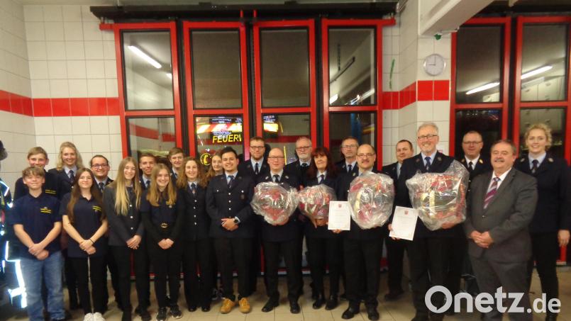 Die Feuerwehr Gebenbach-Kainsricht ehrt verdiente Mitglieder. Bürgermeister Peter Dotzler (Zweiter von rechts) und Kreisbrandinspektor Martin Schmidt (Dritter von rechts) gratulieren. Bild: dpe