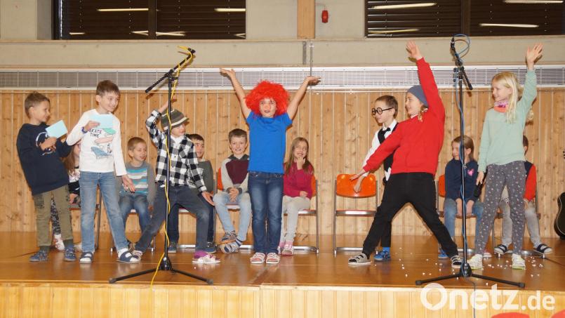Das &quot;Sams&quot; kommt in die Schule, und alle, außer dem Lehrer, freuen sich. Das kleine Theaterstück war ein Beitrag der Schulspielgruppe. Bild: wel