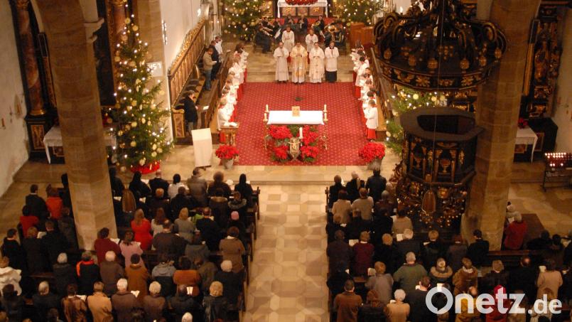 Kein Platz mehr frei: So voll wie in der Christmette ist es in der Sulzbacher Stadtpfarrkirche St. Marien äußerst selten. Archivbild: Petra Hartl