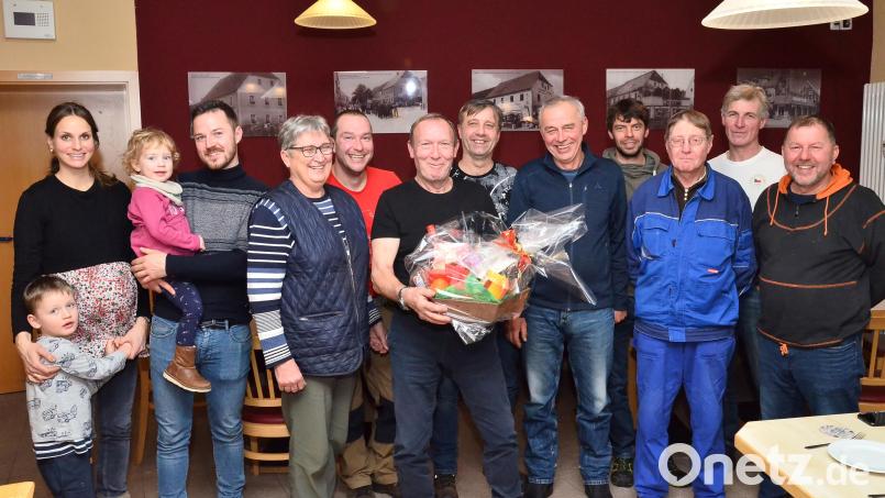 Bei einer Feierstunde im &quot;Haus am Eck&quot; verabschiedet die Unternehmerfamilie Wolf im Kreise der Arbeitskollegen Miroslav Lettl (mit Präsentkorb) in die Altersrente. Bild: fjo