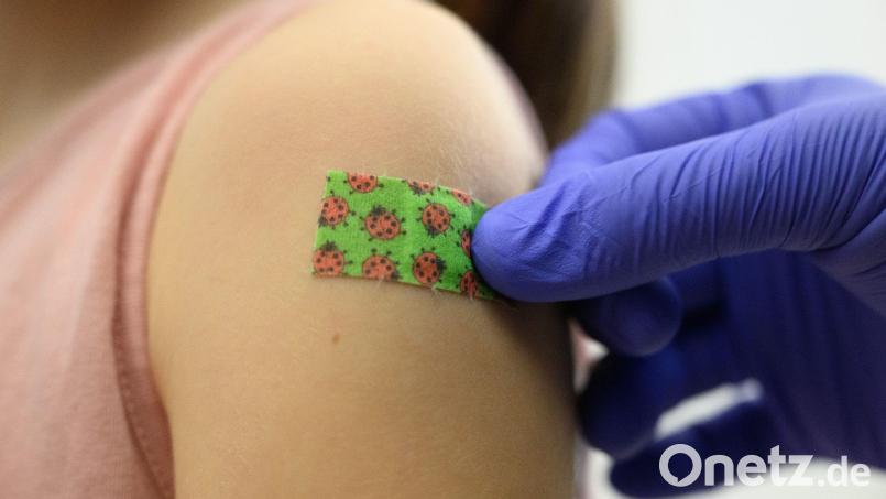 Ein Mädchen bekommt nach der Corona-Schutzimpfung ein Pflaster. Bild: Robert Michael/dpa-Zentralbild/dpa/Symbolbild