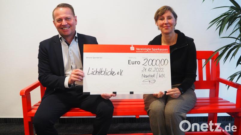 Vorstandsvorsitzender Gerhard Hösl überreichte einen symbolischen Scheck in Höhe von 2000 Euro an die geschäftsführende Verlegerin Viola Vogelsang-Reichl. Bild: krb