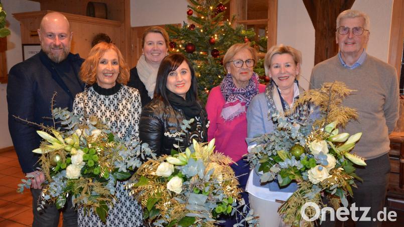 Jahrzehntelange Mitarbeiterinnen zeichnete das Modehaus Zeitler aus. Im Bild (von links) Holger Paschedag, Gaby Fiedler, Katrin Paschedag, Doris Schmidt, Barbara Zeitler, Simone Söllner und Ernst Zeitler. Bild: jr