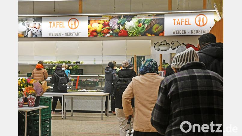 Es gibt immer mehr Menschen in Not, die bei der Tafel in Weiden Schlange stehen. Hier erhalten sie kostenlos Lebensmittel, allerdings immer nur das, was gerade an Spenden reinkommt. Bild: Gabi Schönberger