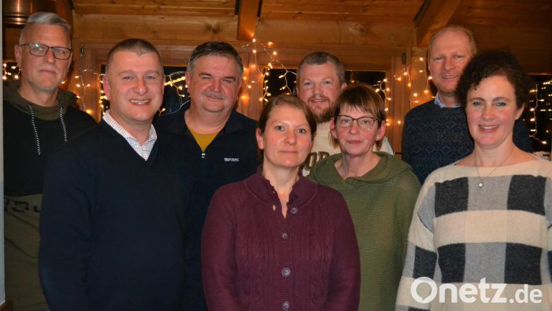 Bürgermeister Dietmar Schaller (links) gratulierte der neuen Vorstandschaft und wünschte viel Erfolg bei ihrer Arbeit. Bild: kki