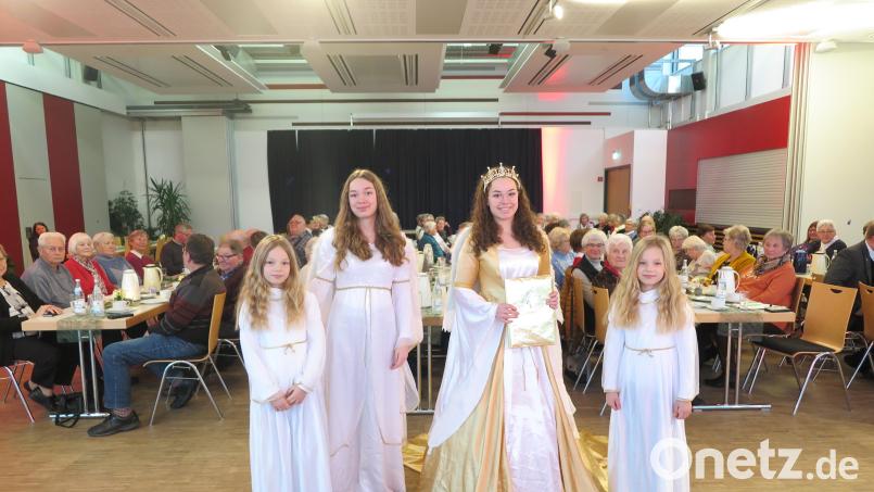 Sogar das Kemnather Christkind kam mit seinen Engeln zur adventlichen Feier der Senioren: Theresia Bauer, Stefanie Bauer, Luisa Bauer und Katharina Bauer (von links). Bild: jzk
