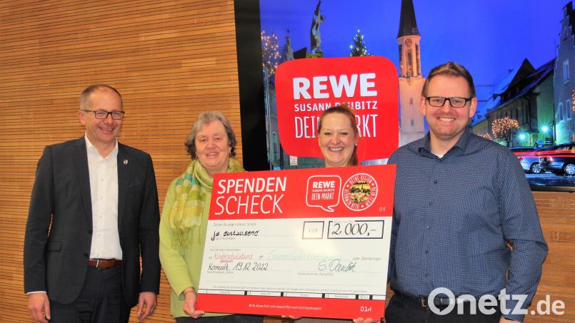 Susann Daubitz (Zweite von rechts) überreichte im Beisein von Bürgermeister Roman Schäffler (links) insgesamt 2000 Euro an die Vertreter des Kinderschutzbundes Kemnath und des Vereins Sonnenblicke Nordoberpfalz. Bild: stg