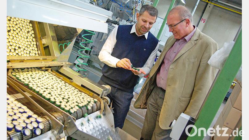 Michael Lottner (links) arbeitet gerade Rainer Gräf ein. Der Poppenreuther übernimmt ab 1. Januar die Geschäftsführung von AWK-Verschlüsse in Marktredwitz. Bild: Gerd Pöhlmann/fph
