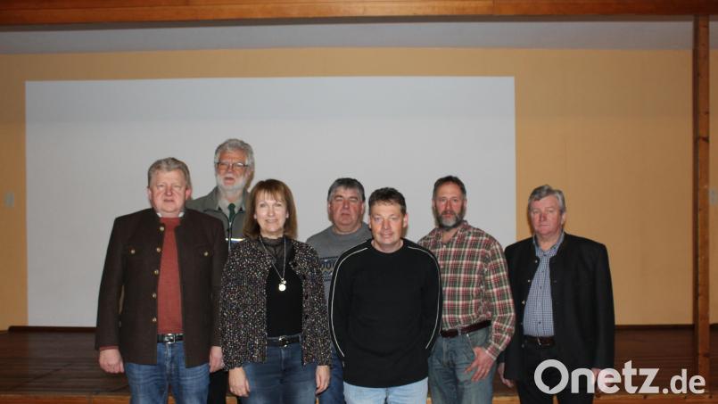 Wachablösung bei der Waldbauernvereinigung Birgland/Illschwang: (von links) Geschäftsführer Reinhard Rösel, Forstdirektor Harald Gebhardt, Bürgermeisterin Brigitte Bachmann, Dritter Vorsitzender Helmut Schlenk, der neue Erste Vorsitzende Bernd Ibler, Zweiter Vorsitzender Jürgen Bodendörfer und der scheidende Vorsitzende Hans Schmid. Bild: sis