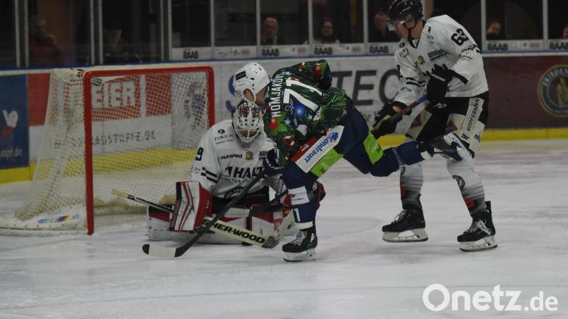 Die Blue Devils besiegten am Freitagabend die Passau Black Hawks mit 4:2. In dieser Szene scheitert Edgars Homjakovs am Passauer Goalie Raphael Fössinger, rechts Gästeverteidiger Tomas Nuss. Bild: Gebert