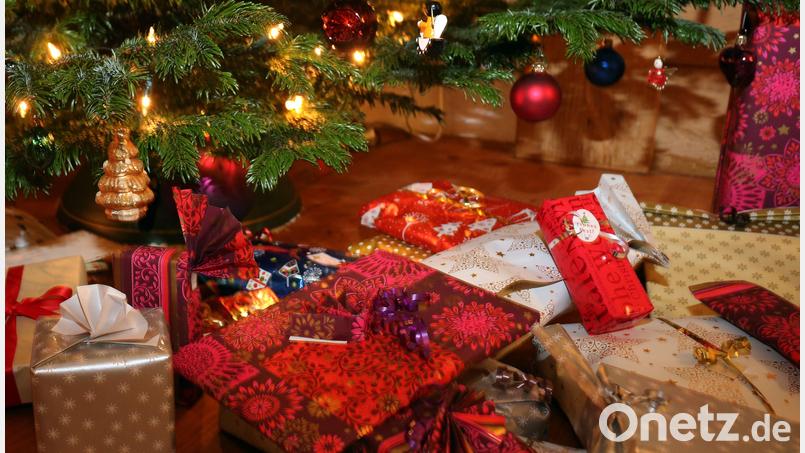 Weihnachtsgeschenke unter dem Christbaum sind schon irgendwie ein ganz zentraler Bestandteil von Weihnachten, aber es gibt auch noch andere Bräuche, die für viele Familien eine wichtige Rolle spielen. Archivbild: Karl-Josef Hildenbrand/dpa