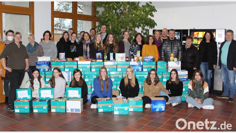 Lehrer und Schüler freuten sich, dass auch in diesem Jahr wieder so viel für die Kemnather Tafel gespendet wurde. Bild: jzk