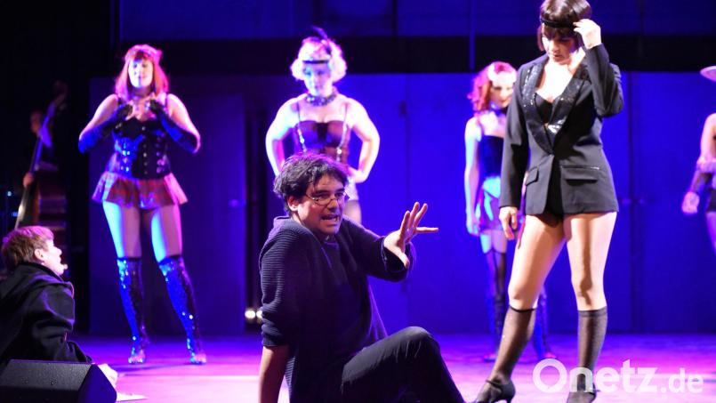 Till Rickelt (hier bei den Proben für &quot;Cabaret&quot; 2019) verabschiedet sich von der Oberpfalz. Den Künstlerischen Leiter des LTO verschlägt es nach acht Jahren nach Ravensburg. Dort übernimmt er die Intendanz. Archivbild: Tobias Schwarzmeier