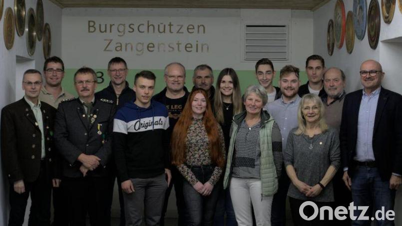 Bürgermeister und Gauschützenmeister gratulieren der wiedergewählten Vorstandschaft: Im Bild (von links, vordere Reihe) Gauschützenmeister 	 Norbert Nietfeld, Vorsitzender Robert Heller, Dominik Meier, Ines Breu, Brigitte Reiml, Edeltraud 		Stockerl, Bürgermeister Maximilian Beer, (mittlere Reihe) Simon Armer, Georg Dirmeier, Siegfried Breu, Simone Dirmeier, Maximilian Breu, Ehrenmitglied Rudolf Pamler, (hintere Reihe) Albert Armer, Christoph Armer und Thomas Armer. Bild: Peter Heller/exb