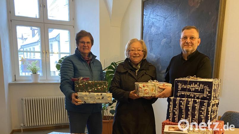 Pfarrer Markus Brunner (rechts) übergab einen Teil der Pakete an Marianne Gutwein (Mitte) und Sabine Baumeister-Kiener vom Sozialdienst katholischer Frauen. Bild: ads