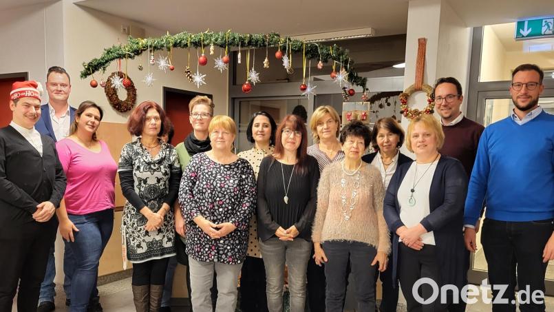 Im Senioren-Servicehaus Waldershof arbeiten viele langjährige Kräfte, die bei der Adventsfeier von Dr. Christian Weiß (Zweiter von links) sowie Andreas Neugirg (rechts) mit Präsenten ausgezeichnet wurden. Bild: Sozialteam/exb