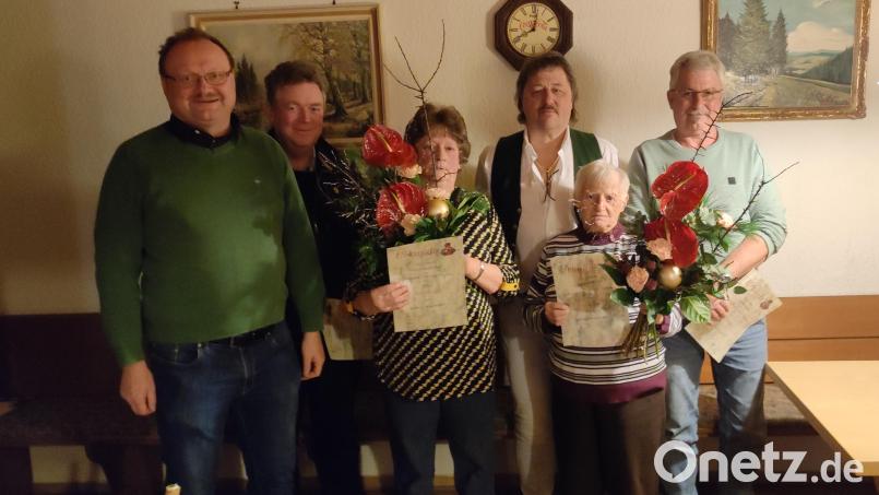 Thekla Pröm ist seit 40, Olga Schmidt seit 30 Jahren Mitglied bei Gut Pris. Bild: bk