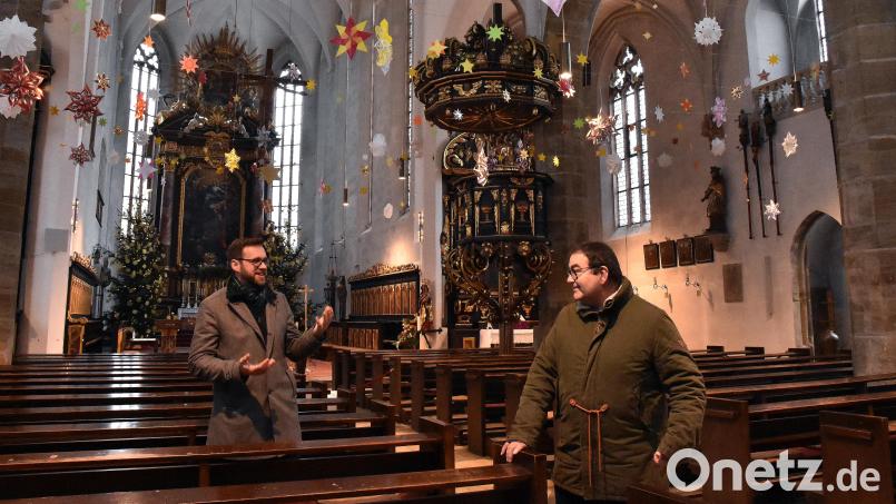 Drinnen kälter als draußen: In den Gemäuern der Stadtpfarrkirche St. Marien aus dem 14. Jahrhundert hat es derzeit nur frostige zwei Grad – trotz Sitzheizung unter den Bänken. Kaplan Lucas Lobmeier (links) und Pfarrer Herbert Mader behelfen sich mit Humor – und warmer Kleidung im Schichtprinzip. Bild: Stephan Huber