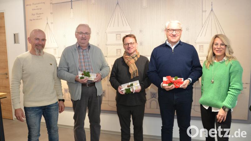 Josef (links) und Michaela Reger (rechts) unterstützen mit ihrer Spende die Kinderkrebshilfe in der Region Oberpfalz Nord, die Katholische Pfarrgemeinde und den Verein &quot;Hoffnung für Menschen&quot;. Herbert Putzer, Dekan Alexander Hösl und Thomas Ebnet (von links) nehmen die Spenden entgegen. Bild: dob