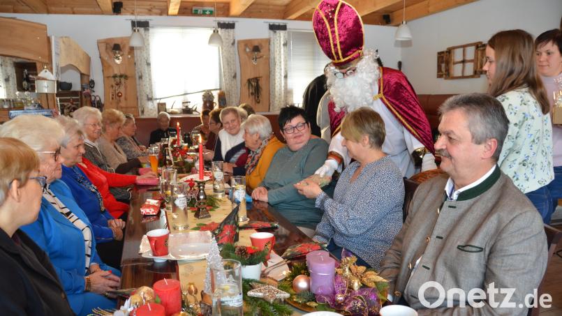 Besonders feierlich wird es bei der weihnachtlichen Zusammenkunft bei der Krebsselbsthilfegruppe. Der Nikolaus knüpft viele besinnliche Gedanken in seine Rede ein. Bild: dob