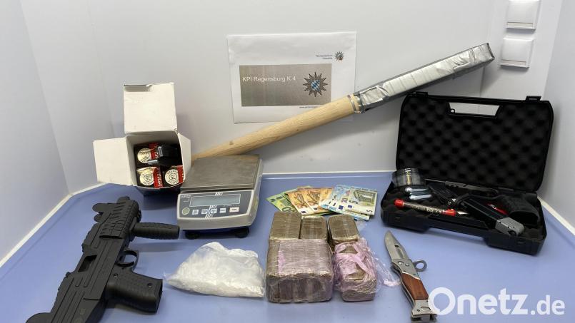 Verschiedene Drogen und Waffen haben Beamte der Polizeiinspektion Regensburg in der Wohnung eines 31-Jährigen gefunden. Bild: KPI Regensburg