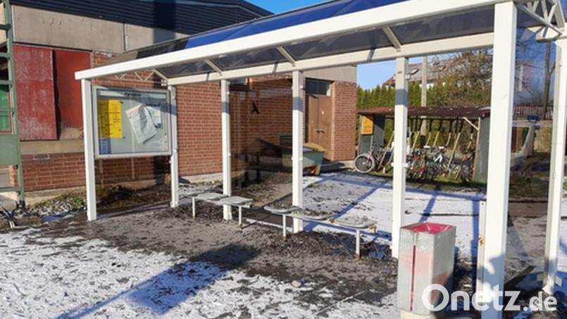 Einige Glasscheiben des Wartehäuschens wurden komplett zerstört. Bild: Bundespolizei/exb